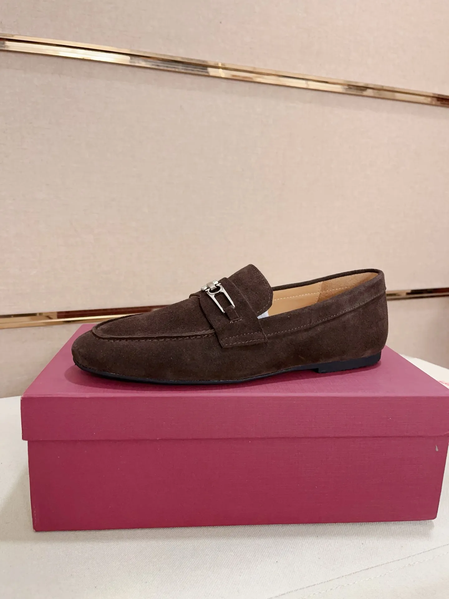 Men's shoes💰: 480💰 High version Ferragamo Dongguan quality! 🆕🆕Exclusive hot-selling products in stock🔥🔥New products on the shelves, high-quality shoes, complete with packaging! 💪 💪 Material: Imported suede cowhide 🐂 + Imported high-quality water-dyed cowhide lining + wear-resistant outsole 👍🏻👍🏻 Features: High-end and comfortable, purely handmade 🚀 🚀 Create the perfect shoes that suit you best 🔥 🔥 Size: (38-44) Can be customized 45 non-returnable!
